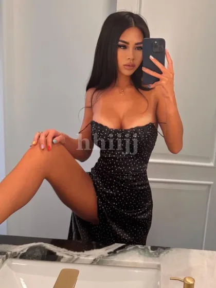 Kar Tung, female escort in Hong Kong